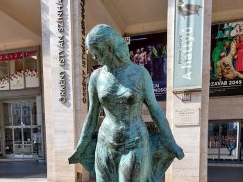 Táncosnő-szobor Budapest