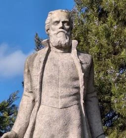 Táncsics Mihály-szobor