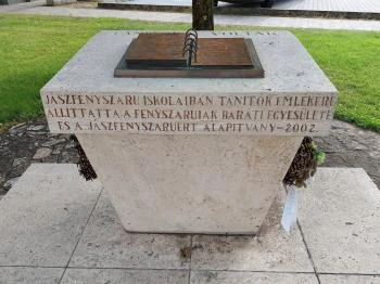 Tanítók emlékműve Jászfényszaru