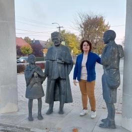 Tanítók szobra, Soltvadkert - Külső kép