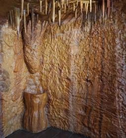 Tapolcai-tavasbarlang Látogatóközpont