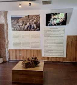 Tapolcai-tavasbarlang Látogatóközpont