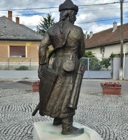 Tarcal vezér szobor