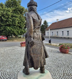 Tarcal vezér szobor