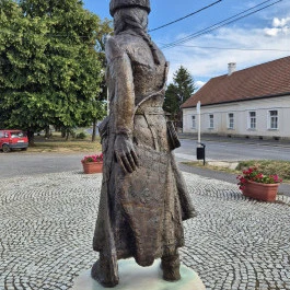 Tarcal vezér szobor Tarcal - Külső kép