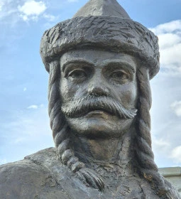 Tarcal vezér szobor