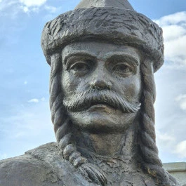Tarcal vezér szobor Tarcal - Külső kép