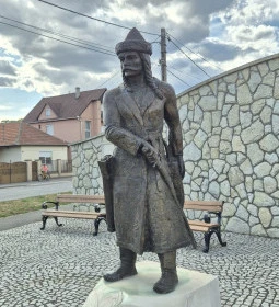 Tarcal vezér szobor