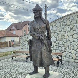 Tarcal vezér szobor Tarcal - Külső kép