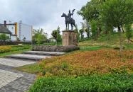 Tas vezér lovasszobra Nyírtass