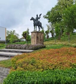 Tas vezér lovasszobra