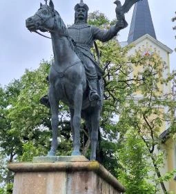 Tas vezér lovasszobra