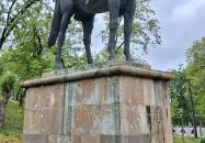 Tas vezér lovasszobra Nyírtass