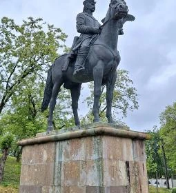 Tas vezér lovasszobra