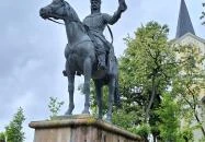 Tas vezér lovasszobra Nyírtass