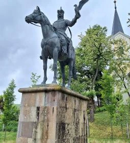 Tas vezér lovasszobra