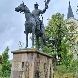 Tas vezér lovasszobra, Nyírtass - Külső kép