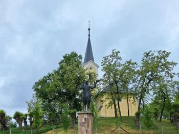 Tas vezér lovasszobra Nyírtass