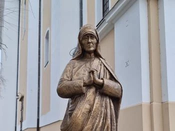 Teréz anya szobra Szekszárd