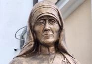 Teréz anya szobra Szekszárd