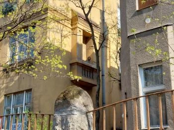 Thököly úti magányos nő szobra Budapest