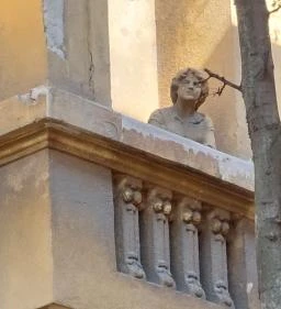 Thököly úti magányos nő szobra