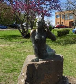 Tihanyi visszhang szobor