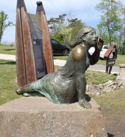 Tihanyi visszhang szobor