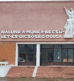 Timföldgyár emlékmű