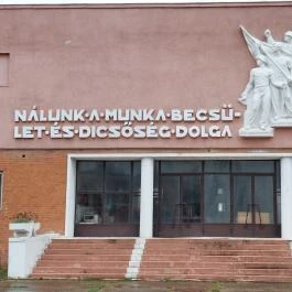 Timföldgyár emlékmű Almásfüzit? - Külső kép