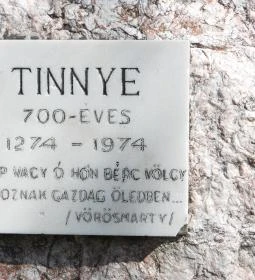 Tinnye 700 éves 