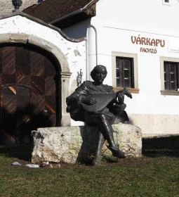 Tinódi Lantos Sebestyén szobor