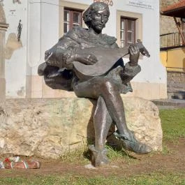 Tinódi Lantos Sebestyén szobor Eger - Külső kép