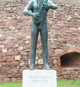 Tinódi Lantos Sebestyén szobra