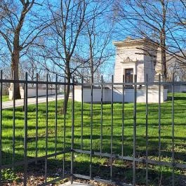 Tisza-kripta, Geszt - Külső kép