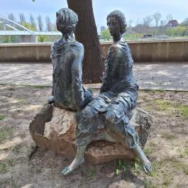 Tisza-parti lányok Szeged - Külső kép