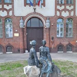 Tisza-parti lányok Szeged - Külső kép