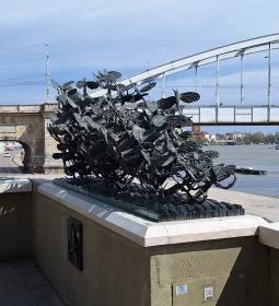 Tiszavirágzás szobor