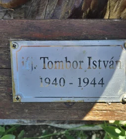 Tombor-család emlékhelye