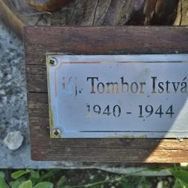 Tombor-család emlékhelye, Jen? - Külső kép