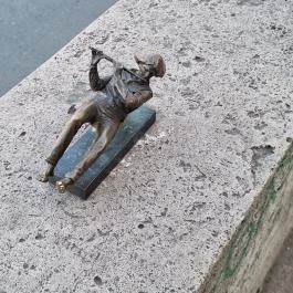 Török Ádám miniszobor Budapest - Külső kép