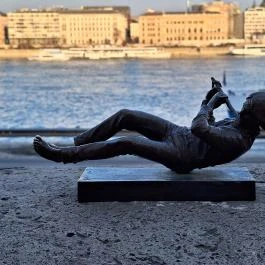 Török Ádám miniszobor Budapest - Külső kép