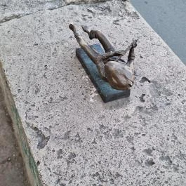 Török Ádám miniszobor Budapest - Külső kép