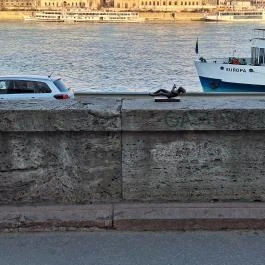 Török Ádám miniszobor Budapest - Külső kép