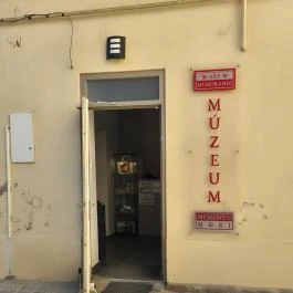 Memento Mori, Vác - Külső kép