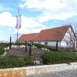 Trianon-emlékmű Jászladány - Külső kép