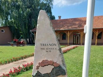 Trianon-emlékmű Geszteréd