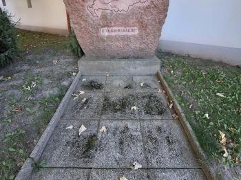 Trianon emlékmű Kömlőd