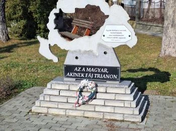 Trianon emlékmű Mórichida