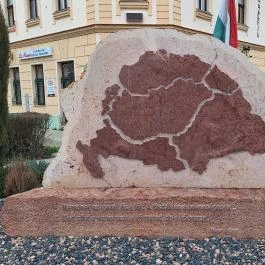 Trianon emlékmű Szany - Külső kép